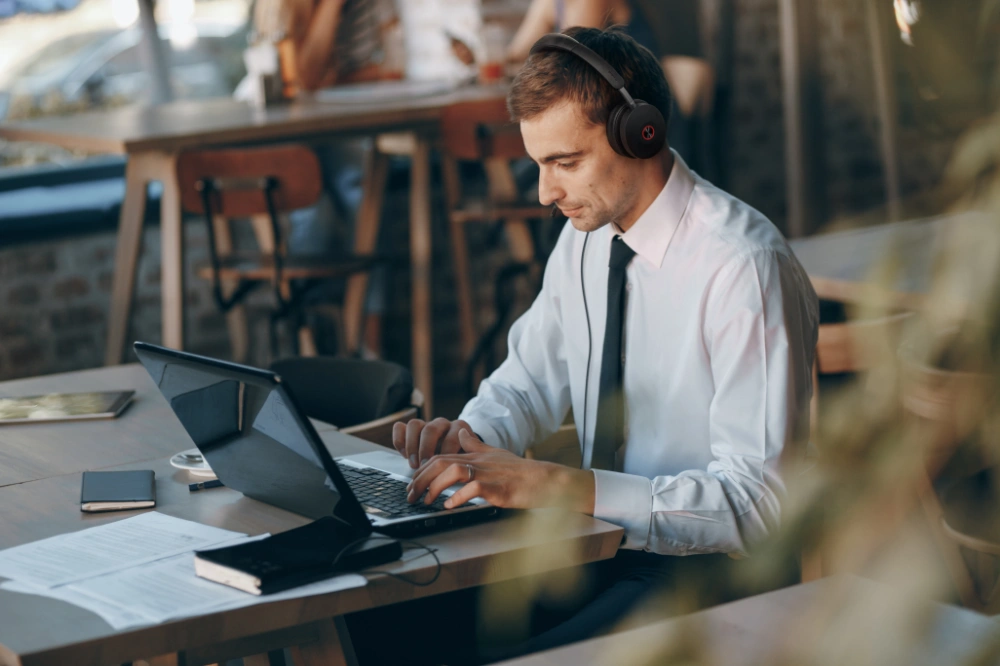 Yealink UH48 Dual USB Headset - Man in Coffee Shop